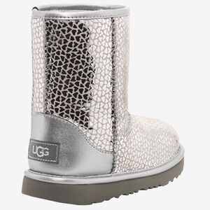 UGG Kids’ CLASSIC II GEL HEARTS, size 13